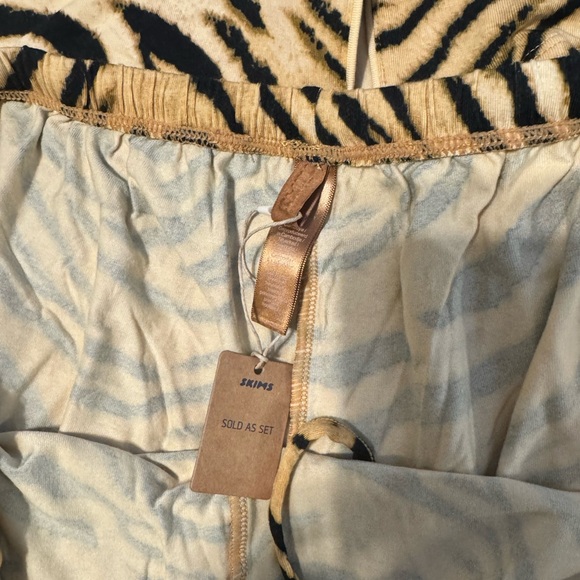 SKIMS Sleep Bronze Tiger Print Button-Up Shorts Set Size L NWT - Picture 3 of 7